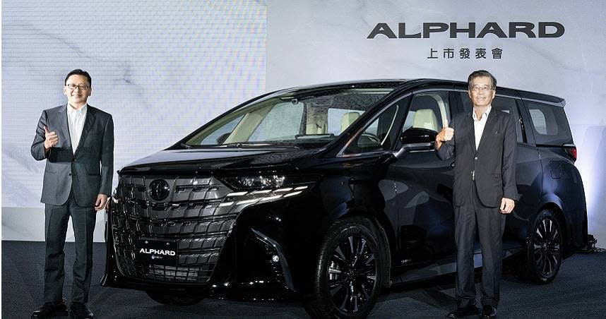 和泰汽車董事長黃南光董事長（右）及總經理蘇純興（左）與發表上市的Toyota Alphard合影。（圖／和泰汽車提供）
