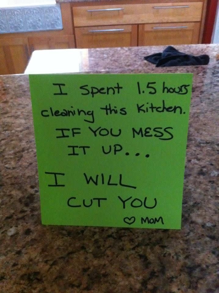 Algunas recurren a la ‘amenaza’. “Pasé una hora y media limpiando la cocina. Si la ensucias, ‘te mataré’. Atentamente, mamá”. Foto: Imgur.com/V9Put97
