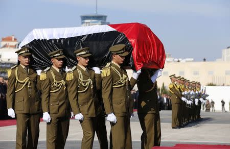 Palestinian honor guards carry the coffin of Palestinian minister Ziad Abu Ein during his funeral in the West Bank city of Ramallah December 11, 2014. REUTERS/Ammar Awad