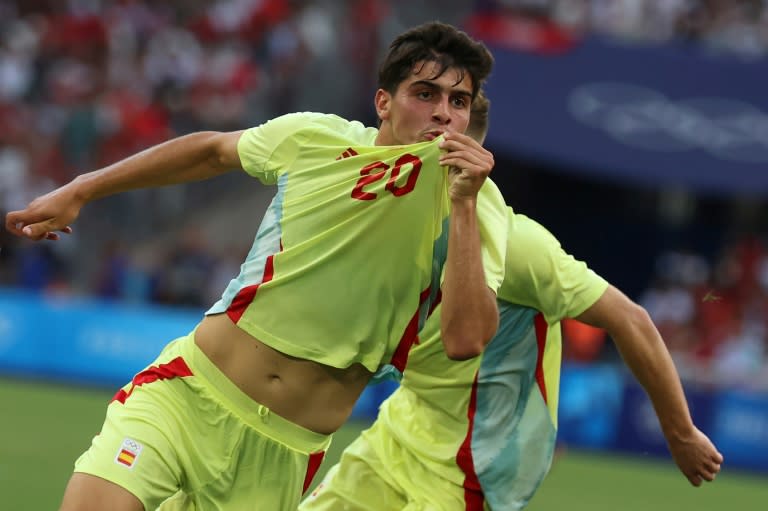 El defensor español Juanlu Sánchez celebra al anotar el gol de la victoria de España contra Marruecos, en la semifinal de los Juegos Olímpicos de París, en el estadio de Marsella, el 5 de agosto de 2024. (Pascal GUYOT)