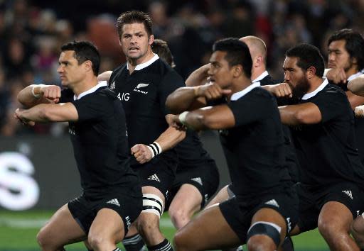 Captian Richie McCaw of New Zealand (C) leads the haka during the Rugby El capitán de los All Blacks, Richie McCaw, lidera el tradicional 'haka' durante un partido del Cuatro Naciones de rugby frente a Argentina, el 7 de septiembre de 2013 en Hamilton (AFP | Michael Bradley)