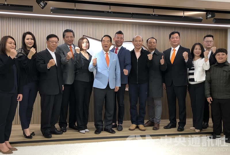 親民黨20日在台北中央黨部舉行記者會公布不分區立委名單，親民黨主席、總統參選人宋楚瑜（左6）和不分區立委提名人一同振臂加油。（中央社）