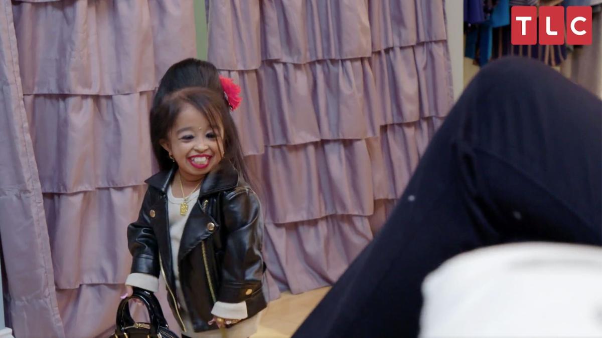 World's smallest woman Jyoti Amge lights up the Big Apple – New York Daily  News