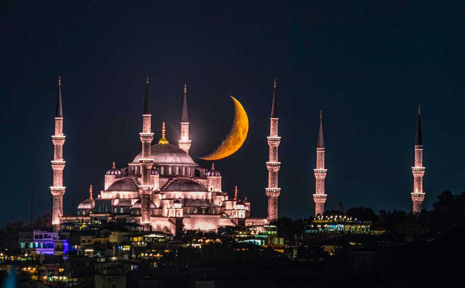 Moris Senegor used a Nikon D6 DSLR camera to photograph a setting crescent moon over the Sultanahmet Mosque in Istanbul, Turkey.