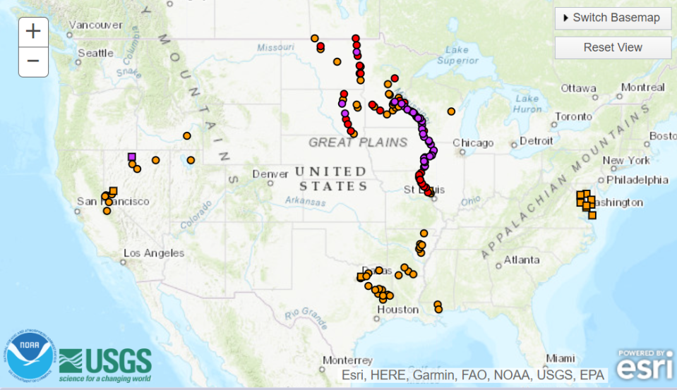 The National Weather Service’s river forecast map depicts the severity of flooding along the Mississippi River. Purple dots mean the river gauge is experiencing major flooding; red and orange mean moderate and minor flooding, respectively.