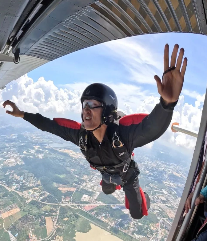 <strong>歐丁森經常在社群媒體發布挑戰低空跳傘的影片。（圖／翻攝Instagram@nathyskyphotography）</strong>