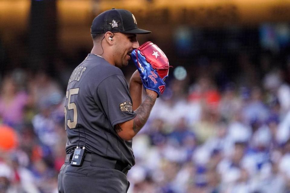 El lanzador de la American League Néstor Cortés, de los Yankees de Nueva York, usa un auricular y un micrófono para hablar con su compañero de bateo el receptor José Trevino, también de los Yankees, antes de realizar un lanzamiento a la National League durante la sexta entrada del partido de béisbol MLB All-Star, el martes 19 de julio de 2022, en Los Ángeles.