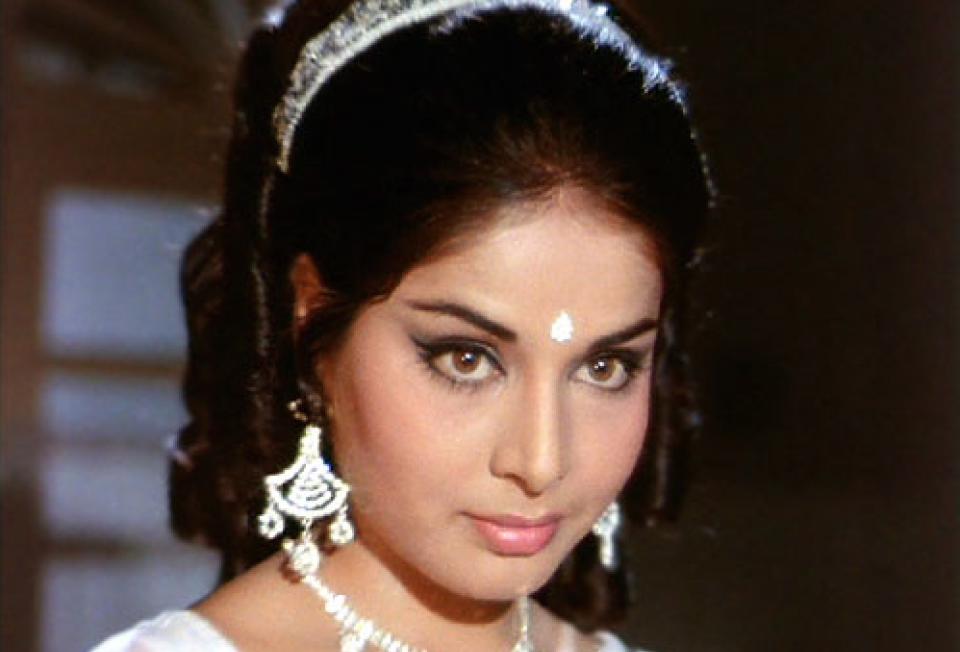 Their marriage further deteriorated during the filming of Gulzar's movie, <em>Aandhi</em>. Rakhee was accompanying her husband, along with the crew, to outdoor shoot in Kashmir. One evening, after dinner, Rakhee found Gulzaar leading Suchitra Sen to her room. This got Rakhee suspicious and she confronted the director. An irked Gulzaar struck Rakhee, which left her traumatized.