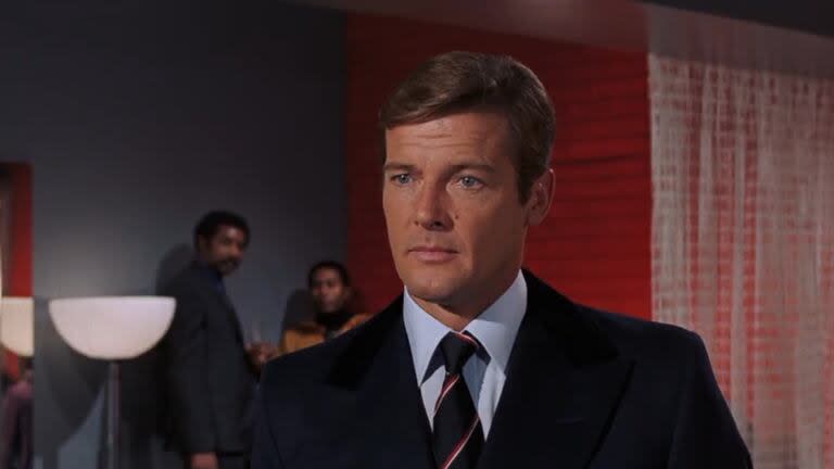 Roger Moore en su primera aparición como 007: Vivir y dejar morir