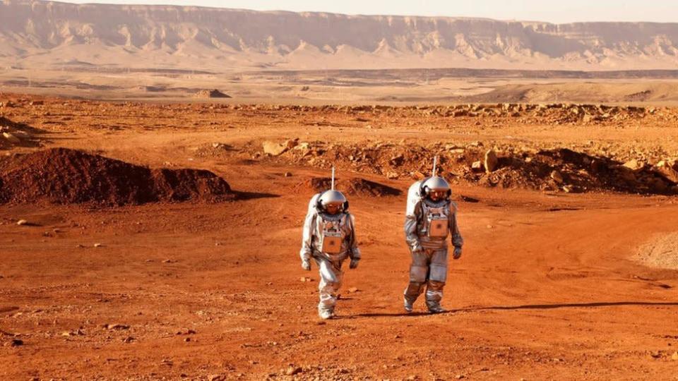 Astronautas caminan vestidos con trajes espaciales durante una misi&#xf3;n de entrenamiento para Marte en el cr&#xe1;ter Ramon en el desierto de Negev en Israel.