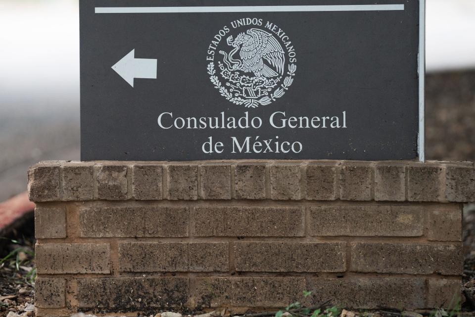 Una señal apunta al Consulado de México en el sureste de Austin.