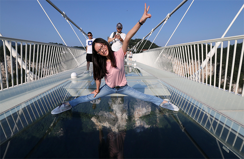 Así es el puente de cristal más largo y alto del mundo