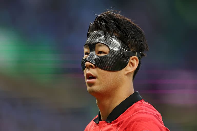 El capitán de Corea del Sur, Heung-min Son, en el partido entre Uruguay y Corea del Sur por el Grupo H, y con la máscara protectora