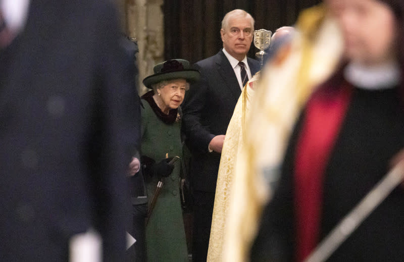 Isabel II y el príncipe Andrés en el homenaje al duque de Edimburgo