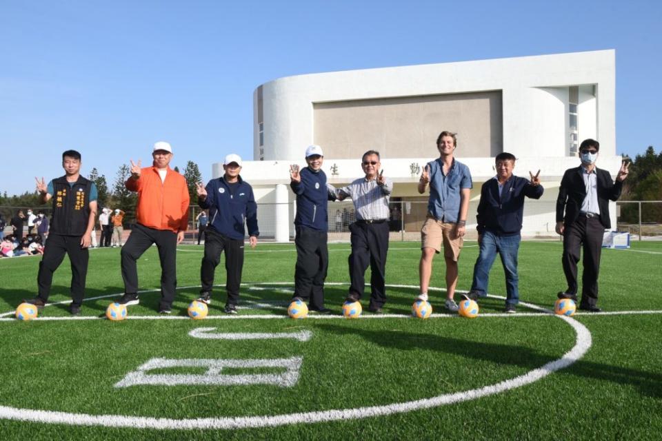 澎湖首座人工草皮足球場，二十四日在澎南國中啟用。（記者蔣謙正翻攝）