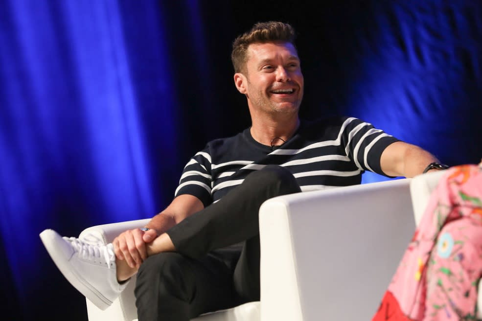 Ryan Seacrest just got serenaded by a random dude on the subway