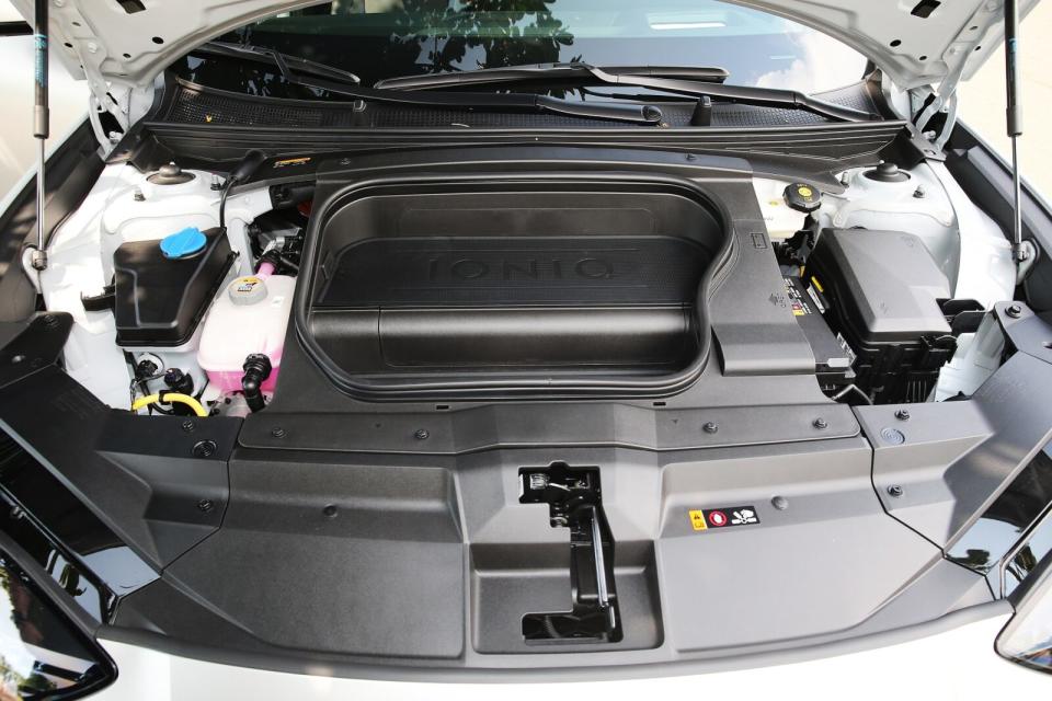 車頭還有個小置物空間可使用，後驅的EV400與EV600擁有45公升容量，而四驅EV600 Performace因前軸馬達的配置容量只剩14.5公升。