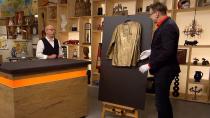 "Das ist keine Jacke mit einem Autogramm, sondern das ist ein echtes Kunstwerk von Beuys", fasste Horst Lichter noch einmal zusammen. Kümmel fügte hinzu: "Das hat er so häufig gar nicht gemacht." (Bild: ZDF)