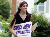 <p>Danica Roem ist die erste Trans-Frau in einem amerikanischen Landesparlament. Die 33-jährige Demokratin setzte sich im November bei der Wahl des 13. Distrikts in Virginia mit 54 Prozent der Stimmen gegen den US-Republikaner Robert Marshall durch. Der selbsternannte “oberste Homophobe” des Staates musste sein Amt nun nach 26 Jahren räumen. (Bild: AP) </p>