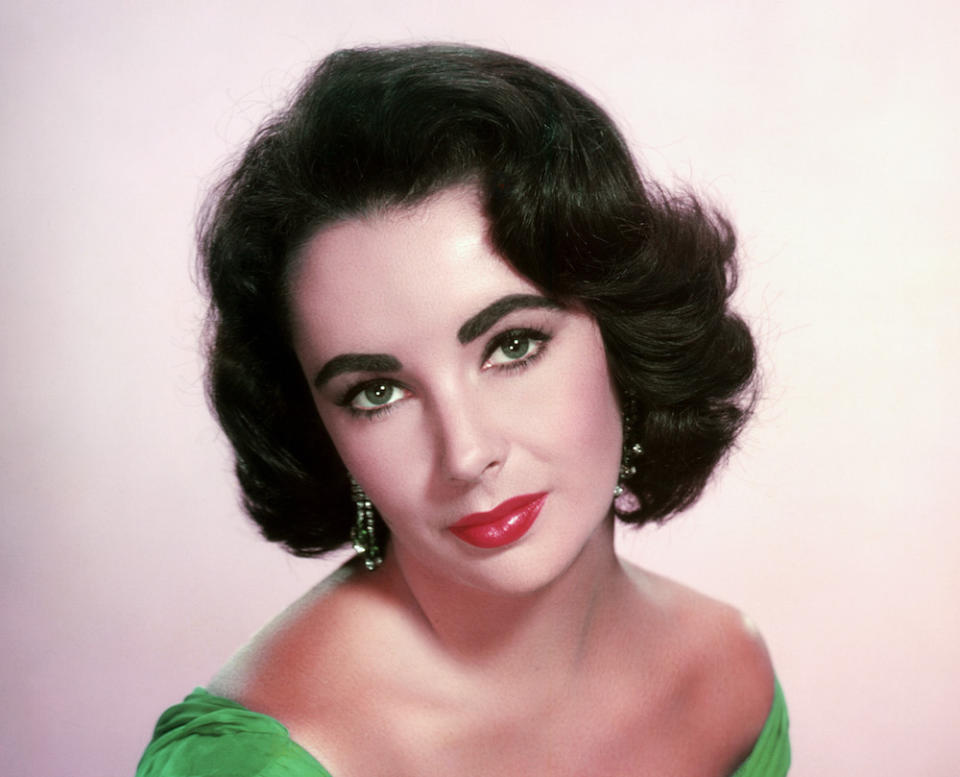 This vintage video of Elizabeth Taylor doing her makeup is INCREDIBLE