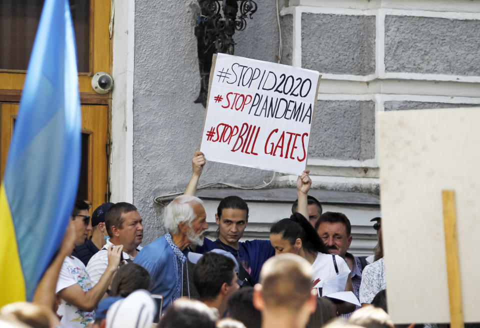 Protesta en Ucrania contra la pandemia y contra Bill Gates. (Photo by Pavlo Gonchar/SOPA Images/LightRocket via Getty Images)