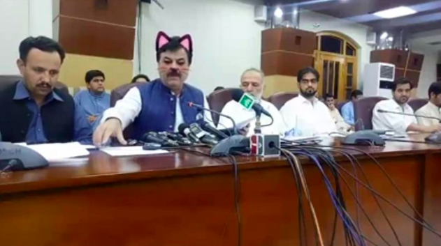 Pakistanische Politiker mit Katzenohren – Schuld war eine eingeschaltete Funktion in einem Facebook Livestream. (Foto: Screenshot Twitter nailainayat)