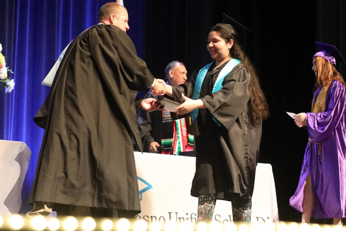 One of the students who took park of the Fresno Unified School District’s summer commencement ceremony at the Roosevelt High School’s Audra McDonald Theater Friday morning. María G. Ortiz-Briones/mortizbriones@vidaenelvalle.com