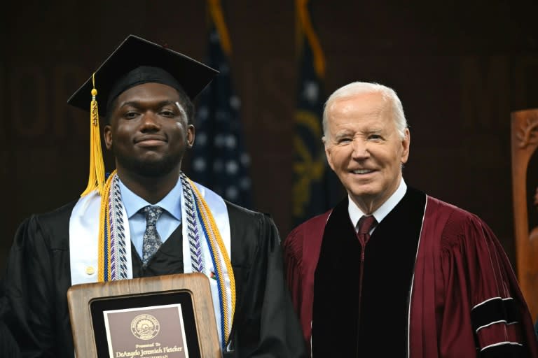 El presidente estadounidense Joe Biden con el estudiante recién graduado DeAngelo Jeremiah Fletcher en Morehouse College en Atlanta, 19 de mayo de 2024 (ANDREW CABALLERO-REYNOLDS)