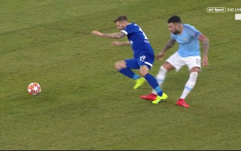 otamendi foul