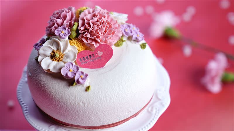 母親節限定「馨意花樣」6吋蛋糕售價980元，以韓式擠花手法製作花朵造型。（圖／飯店業者提供）