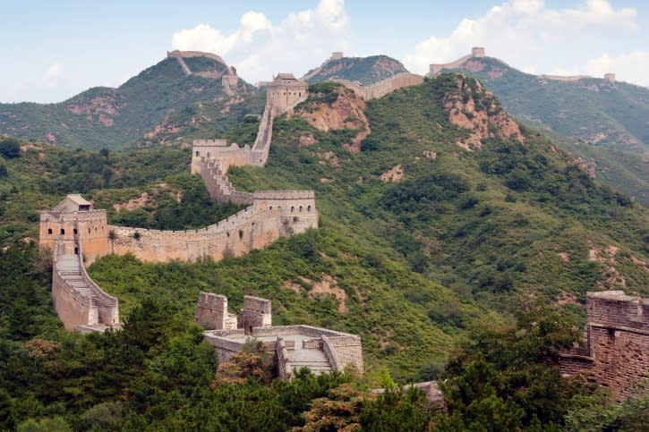 Ein ähnliches Bild erwartet Touristen, die sich die Chinesische Mauer anschauen wollen. Menschenleer stellt das antike Bauwerk einen großartigen Anblick dar und so mancher hat sich sicher schon vorgestellt, mutterseelenallein über die Mauer zu wandern. (Bild-Copyright: Thinkstock)