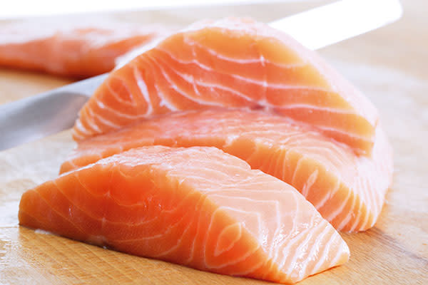 <p>Este rico pescado posee una combinación de ácidos grasos omega-3 y vitamina D. Con estas dos sustancias, sería posible mejorar la calidad de tu sueño, ya que se ha demostrado que también aumentan la producción de serotonina.<em> Foto:</em> <em>Creativ Studio Heinemann/Getty Images</em> </p>