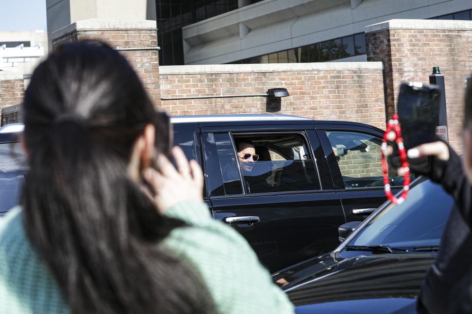 Fanes de Johnny Depp toman fotos del actor mientras llega al juicio en Fairfax, Virginia, el 27 de abril de 2022. (Valerie Plesch/The New York Times)
