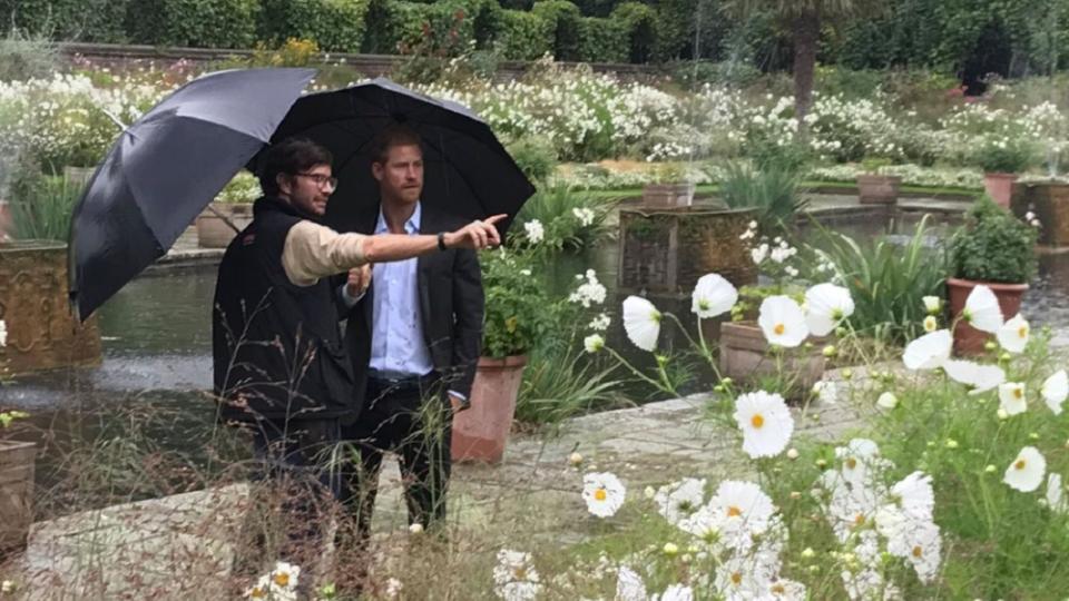 Es gibt wohl kaum einen besseren Ort für William und Harry, sich an ihre Mutter Diana zu erinnern, als den weißen Garten, der extra für sie angelegt wurde. Nun gibt es Bilder vom stillen Gedenken der Prinzen.