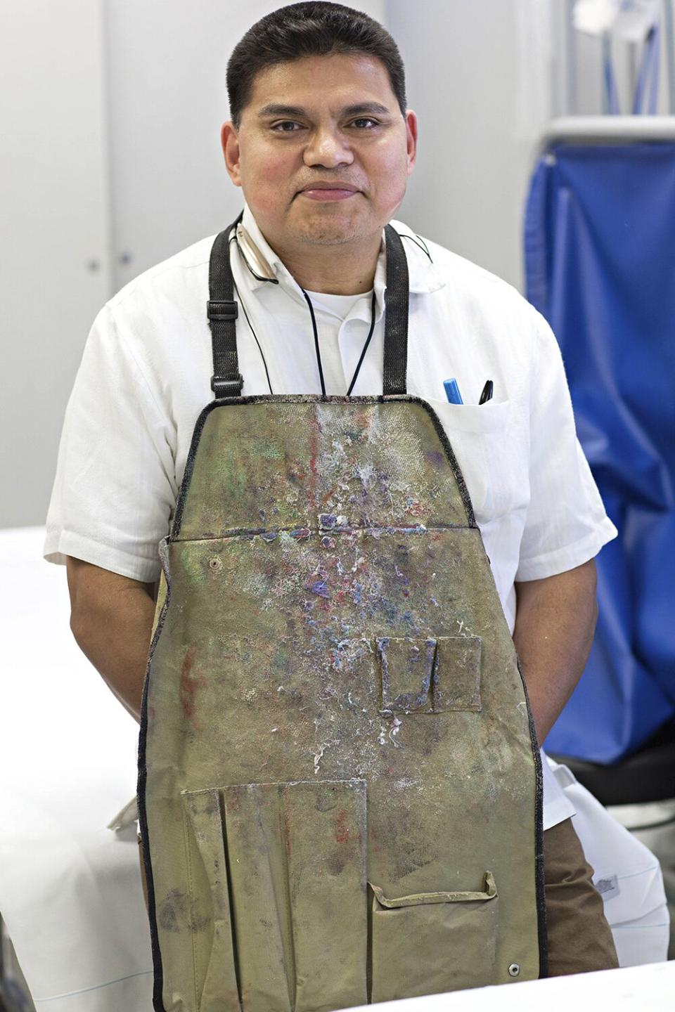 Luis Ruiz, An orthopaedic technician at Children’s Hospital Los Angeles draws fun drawings on casts... Courtesy of Children’s Hospital Los Angeles.