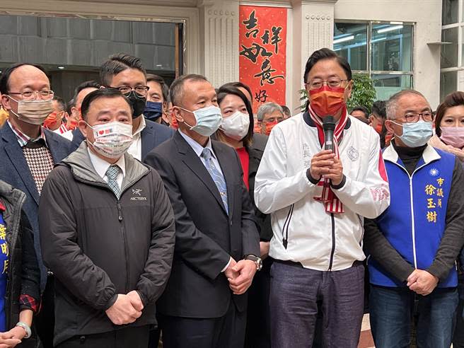 張善政結束後轉往桃園市議會，率市府團隊和議長邱奕勝率領的議員祝賀。(蔡依珍攝)