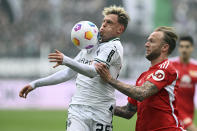 Moenchengladbach's Robin Hack, left, and Berlin's Kevin Vogt, right, challenge for the ball during German Bundesliga soccer match between Borussia Moenchengladbach and 1. FC Union Berlin in Moenchengladbach, Germany, Sunday, April 28, 2024. (Federico Gambarini/dpa via AP)