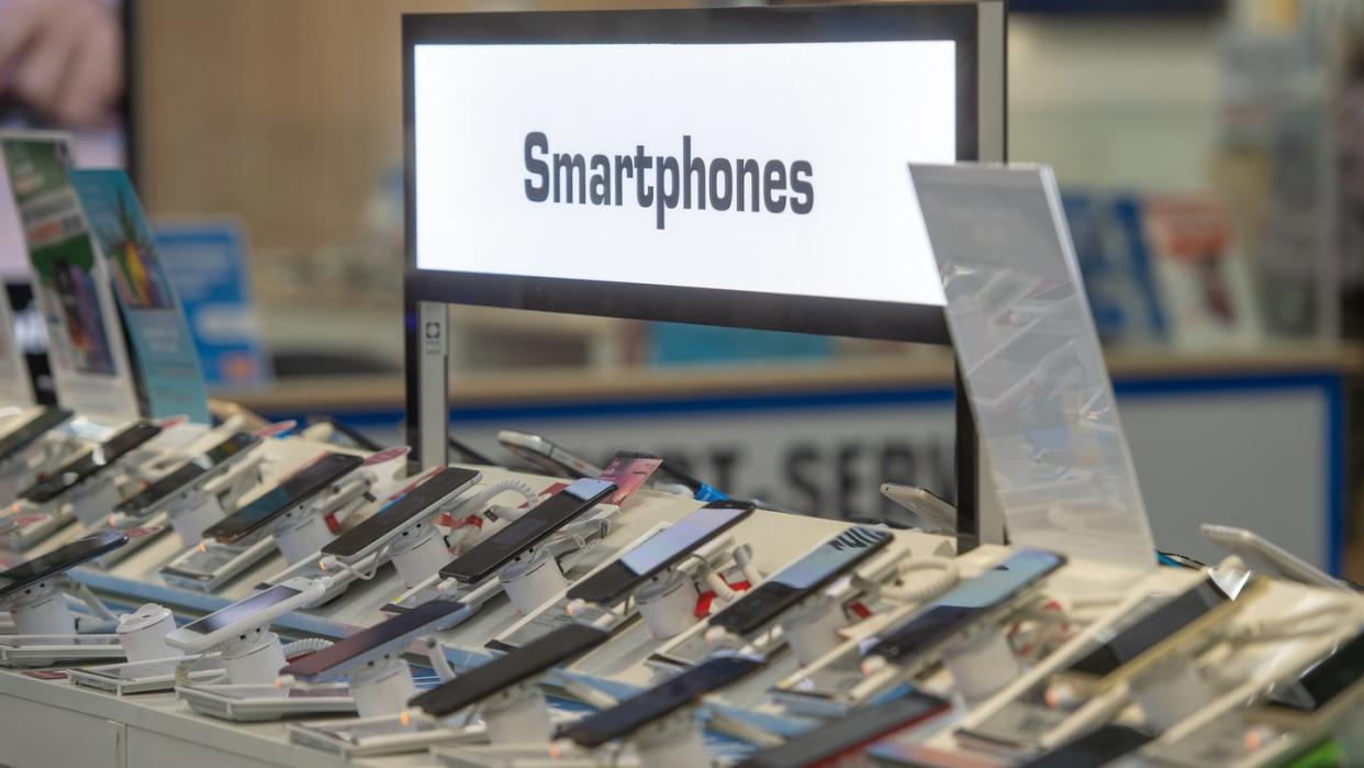 Bucht man heute einen Kombivertrag mit Smartphone, zahlt man meistens drauf. Günstiger ist es, das Smartphone seperat zu kaufen. Das hat «Finanztip.de» herausgefunden. Foto: Armin Weigel