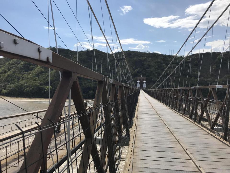 Puente de Occidente holds a resemblance to Brooklyn Bridge