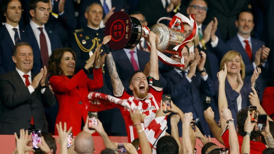 Athletic captain Iker Muniain lifts the Copa del Rey trophy. - Marcelo del Pozo/Reuters