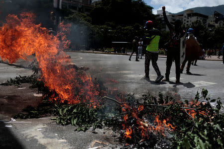 Demonstrators block a street at a rally against Venezuela's President Nicolas Maduro's government in Caracas, Venezuela August 8, 2017. REUTERS/Marco Bello