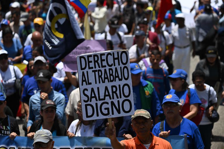 Miles de venezolanos protestaron en Caracas por una suba del salario mínimo. (Federico Parra / AFP)