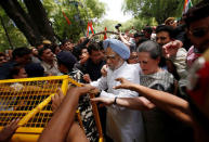 India's main opposition Congress party president Sonia Gandhi (centre R) and former Prime Minister Manmohan Singh (blue turban) cross a police barricade during what the party calls as a "Save Democracy" march to parliament in New Delhi, India, May 6, 2016. REUTERS/Adnan Abidi