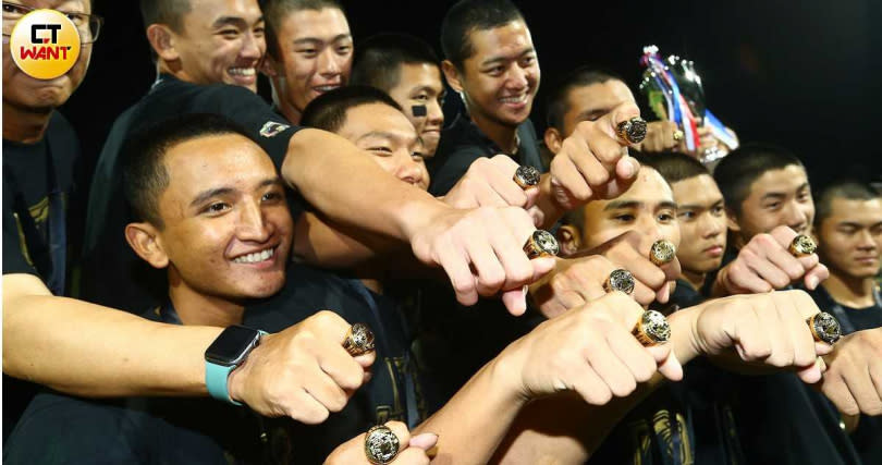 黑豹旗今年特地打造冠軍戒指，讓奪冠的青棒選手體驗職棒等級的殊榮。（圖／黃鵬杰攝）