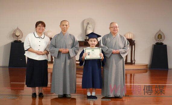 （觀傳媒中彰投新聞）【記者廖妙茜/台中報導】慈濟臺中大愛幼兒園今年啟用後，廿八日晚間迎來首屆畢業典禮。唯一的畢業生吳宸賓接受撥穗、領畢業證書，象徵幼兒園的學習旅程圓滿結束，即將邁入新的成長階段。靜思精舍德旭師父、德守師父及台中慈濟醫院簡守信院長、莊淑婷副院長共同出席，親師生與慈濟志工也齊聚一堂，為宸賓送上滿滿祝福，讓宸賓依依不捨地說：「大家再見，我會想念你們！」