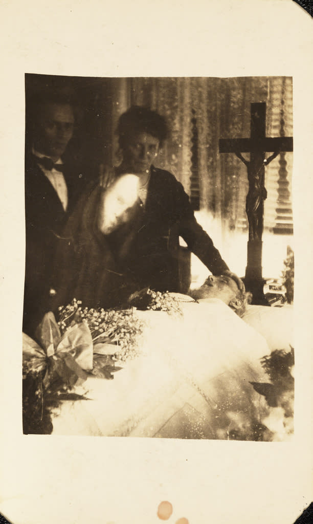 A woman mourns for her husband in a Chapel of Rest, standing by his body, c. 1920. (William Hope, <a href="http://www.flickr.com/photos/nationalmediamuseum/sets/72157606849278823/with/2780183501/" rel="nofollow noopener" target="_blank" data-ylk="slk:National Media Museum Collection;elm:context_link;itc:0;sec:content-canvas" class="link ">National Media Museum Collection</a>)