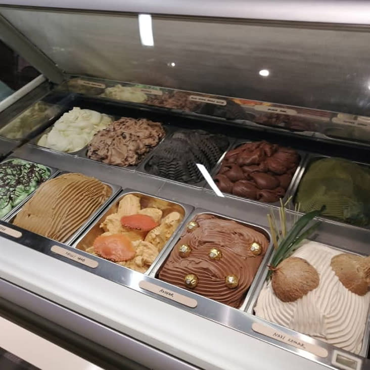 You get around 25 different flavours of gelato including 'nasi lemak', chocolate mint, nutella and ricotta honeycomb