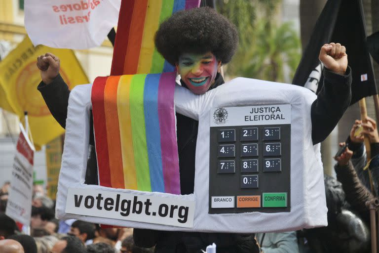 Un hombre disfrazado como una urna electrónica, durante la protesta contra Bolsonaro de la semana pasada en San Pablo