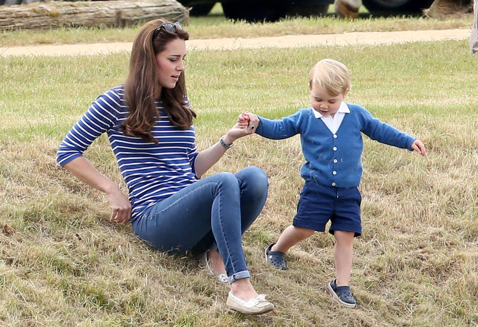 Herzogin Kate 2015 beim Spielen mit Söhnchen George im englischen Tetbury. (Bild Getty Images)