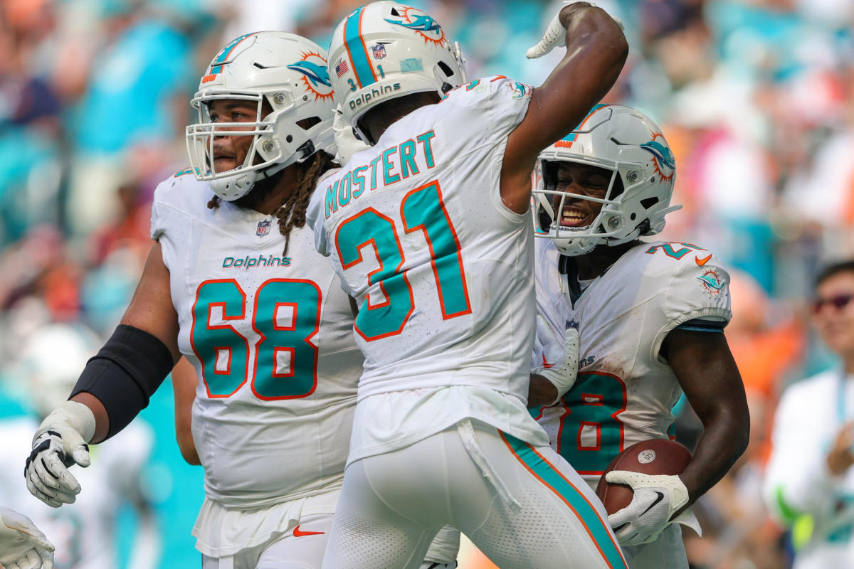 Dolphins RB usage: De'Von Achane scoring, but Raheem Mostert